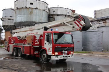 Teleskopik platform ile yangın araç geldiğinde yerde / felaket Termik Santrali'nde 5 Ekim 2016 yılında Moskova'da eğitim.