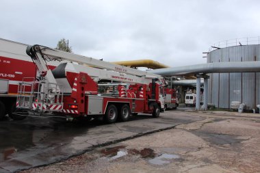 İtfaiye araçları sütun bölgesine sürmek / felaket Termik Santrali'nde 5 Ekim 2016 yılında Moskova'da eğitim.