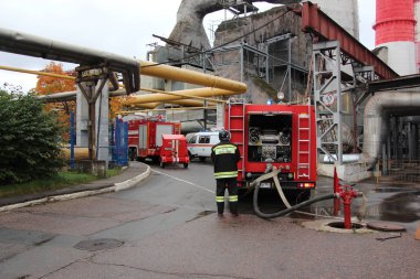 İtfaiyeci itfaiye musluğu (genel görünümü) katıldı / felaket Termik Santrali'nde 5 Ekim 2016 yılında Moskova'da eğitim.