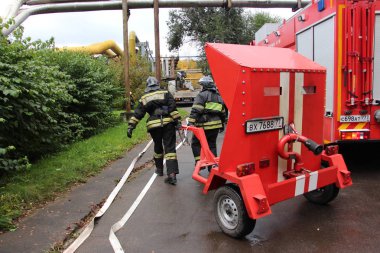 İtfaiyeciler yangına dayanıklı zırhlı kalkanı sürükleyerek / felaket Termik Santrali'nde 5 Ekim 2016 yılında Moskova'da eğitim