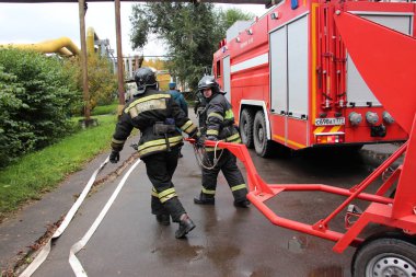 İtfaiyeciler yangına dayanıklı zırhlı kalkanı kurşun / felaket Termik Santrali'nde 5 Ekim 2016 yılında Moskova'da eğitim.