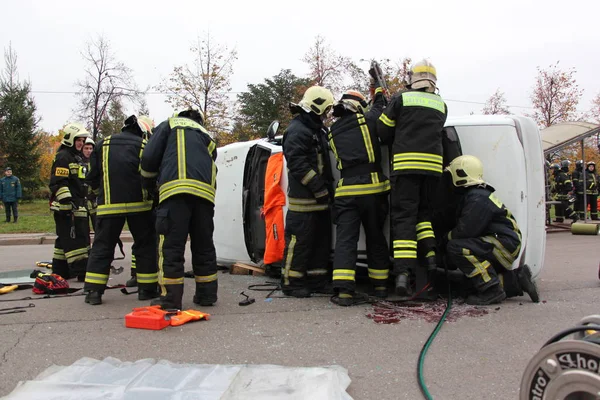 Ratownicy Cięcia Samochodów Wyciągnąć Rannych Szkolenia Ruchu Drogowego Października Moskwie — Zdjęcie stockowe