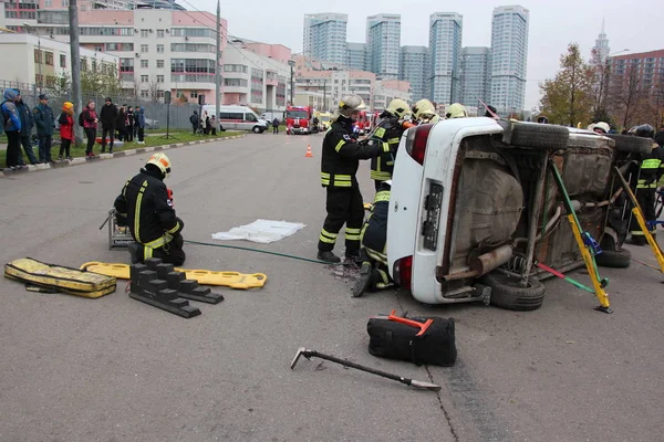 Ratownicy Pracują Miejscu Wypadku Szkolenia Ruchu Drogowego Października Moskwie — Zdjęcie stockowe