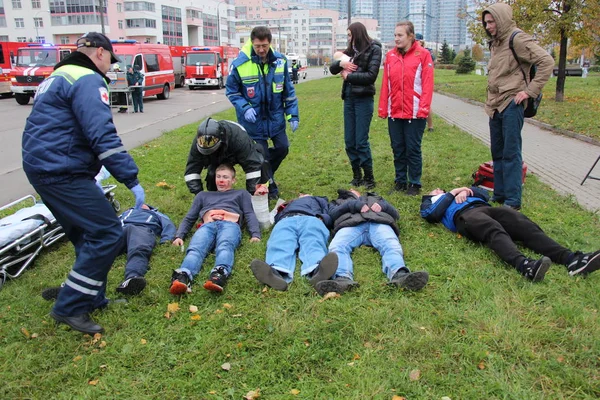 Läkare Katastrofmedicinska Arbeta Med Trafikoffer Utbildning Trafikolycka Den Oktober Moskva — Stockfoto