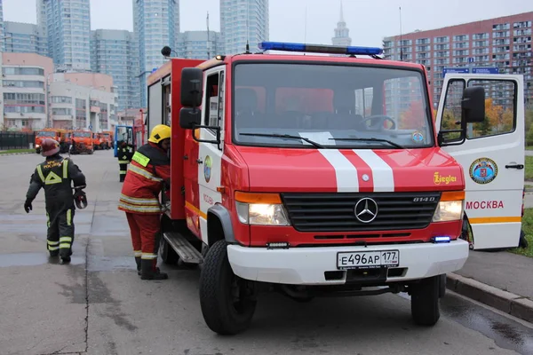 İtfaiyeciler bir kaza mahalline gidecek / yol trafik kazası Moskova'da 13 Ekim eğitim