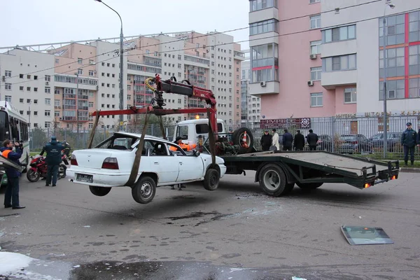 Эвакуатор Забирает Поврежденный Дтп Автомобиль Тренировочное Дтп Октября Москве — стоковое фото