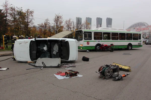 Kurtarma ekipleri tamamlanmış iş kaza / yol trafik kazası Moskova'da 13 Ekim eğitim