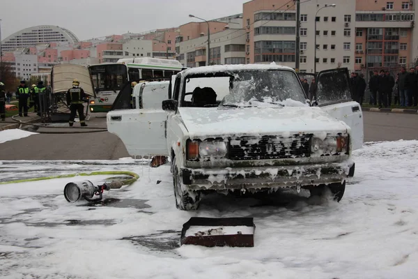 İtfaiyeciler sönmüş araba köpük vardır / yol trafik kazası Moskova'da 13 Ekim eğitim