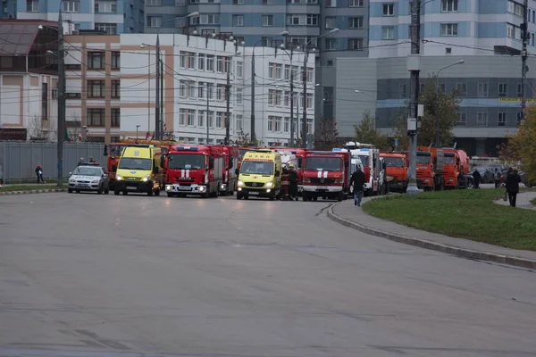 Gruppen Brandmän Räddningsarbetare Och Läkare Förbereda För Avgång Utbildning Trafikolycka — Stockfoto