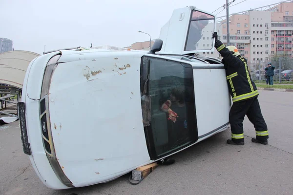 İtfaiyeci araba bir kaza arabaya zarar / yol trafik kazası Moskova'da 13 Ekim eğitim inceler