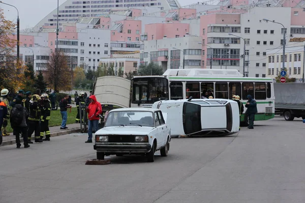 Utbildning Trafikolycka Med Buss Och Två Bil Den Oktober Moskva — Stockfoto