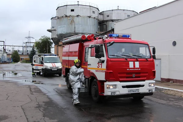 İtfaiyeci değiştirir ısı yansıtan kıyafetler uygun / felaket Termik Santrali'nde 5 Ekim 2016 yılında Moskova'da eğitim.