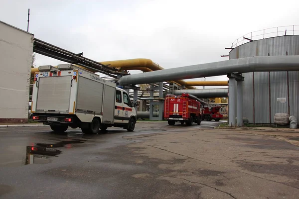 Bölge girişinde durdu / felaket Termik Santrali'nde 5 Ekim 2016 yılında Moskova'da eğitim yangın kamyon ve kurtarma araç sütun