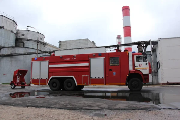 Büyük itfaiye kamyonu ateşe dayanıklı römork (yan görünümü) ile / felaket Termik Santrali'nde 5 Ekim 2016 yılında Moskova'da eğitim.