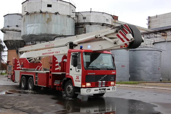 Teleskopik platform ile yangın araç geldiğinde yerde / felaket Termik Santrali'nde 5 Ekim 2016 yılında Moskova'da eğitim.