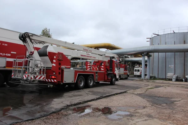 İtfaiye araçları sütun bölgesine sürmek / felaket Termik Santrali'nde 5 Ekim 2016 yılında Moskova'da eğitim.