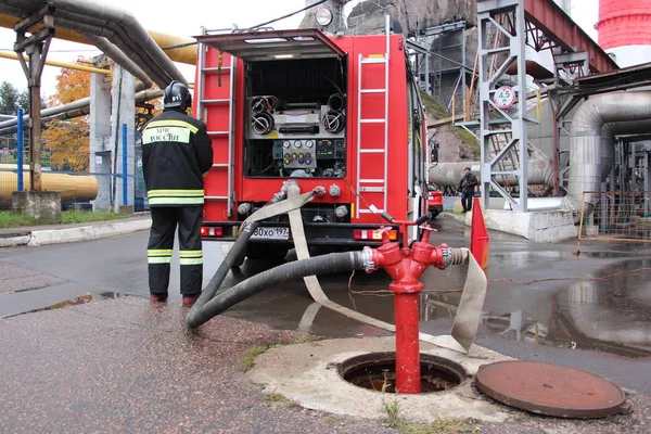 İtfaiyeci itfaiye arabası için hidrant katıldı / felaket Termik Santrali'nde 5 Ekim 2016 yılında Moskova'da eğitim.