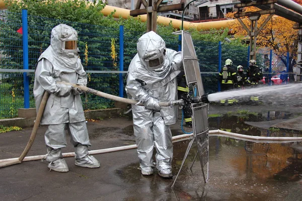 İtfaiyeci ısı yansıtıcı elbiseli zırhlı kalkanı çalışma / felaket Termik Santrali'nde 5 Ekim 2016 yılında Moskova'da eğitim.