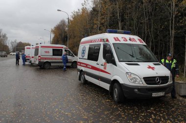 Birkaç ambulans tugay sitesi kaza işletim / trafik kaza eğitimi 28 Ekim 2015 Moscow region