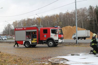 Yangın kurtarma araç olay mahalline geldi / trafik kaza eğitimi 28 Ekim 2015 Moscow region