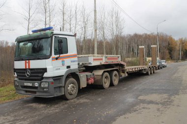 Emercom Rusya Nakliye ağır ekipman için bir platform ile kamyon traktör / trafik kaza eğitimi 28 Ekim 2015 Moscow region