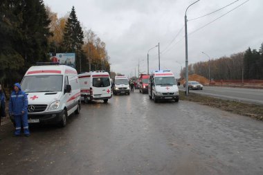 Birkaç ambulanslar olay mahalline geldi / trafik kaza eğitimi 28 Ekim 2015 Moscow region