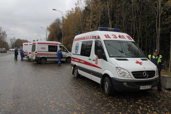 Birkaç ambulans tugay sitesi kaza işletim / trafik kaza eğitimi 28 Ekim 2015 Moscow region