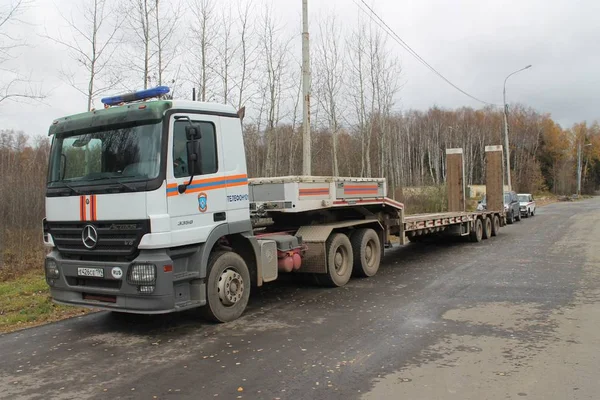 Emercom Rusya Nakliye ağır ekipman için bir platform ile kamyon traktör / trafik kaza eğitimi 28 Ekim 2015 Moscow region