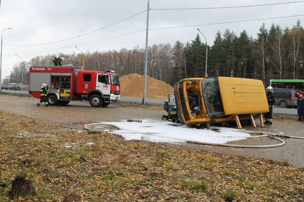 İtfaiye ve kurtarma ekipleri kaza iş başlatmak / trafik kaza eğitimi 28 Ekim 2015 Moscow region