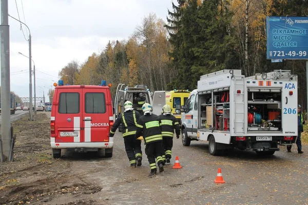 İtfaiyeciler ambulansa yayınlanıyor / trafik kaza eğitimi 28 Ekim 2015 Moscow region