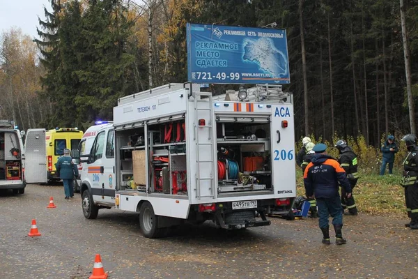 Arama ve kurtarma araç olay mahalline geldi / trafik kaza eğitimi 28 Ekim 2015 Moscow region