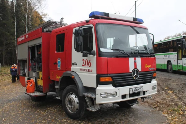 Emercom geldi olay olay yerinde İtfaiye araç / trafik kaza eğitimi 28 Ekim 2015 Moscow region