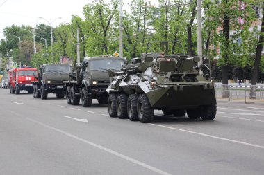 Sütun askeri teçhizat rides Krasnodar sokaklarında / zafer Parade 2018