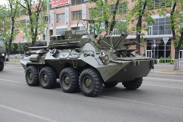 Transportera Opancerzonego Jeździ Ulicach Krasnodar 2018 Parada Zwycięstwa — Zdjęcie stockowe