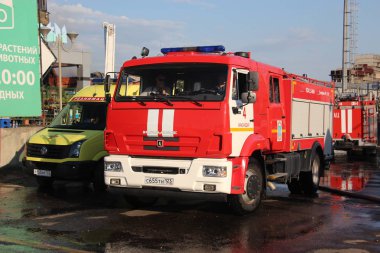 Resüsitasyon araba tıp afet merkezi ve yangın durumda iş kamyon ateş/alev / 3 Temmuz 2018 Severyane, Krasnodar, ticaret evde yangın