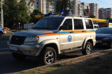 Mavi ışıklar yanıp sönen ile araba 