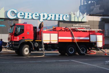 Bir yangın sitesinde yangın söndürme Havaalanı araba çalışır / yangın Severyane, Krasnodar, 3 Temmuz 2018 ticaret evde