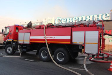 Yangın, eser üzerinde bir yangın söndürme aerodrome araba geldi / yangın Severyane, Krasnodar, 3 Temmuz 2018 ticaret evde