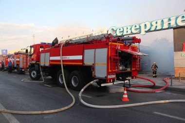 Bir yangın söndürme aerodrome araba yangın koşullarında faaliyet / Severyane, Krasnodar, 3 Temmuz 2018 ticaret evde yangın