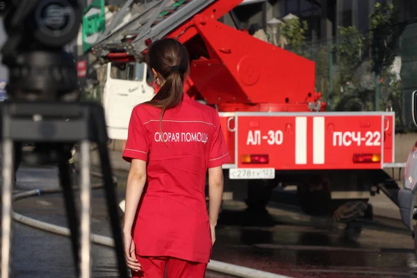 Bir ambulans itfaiye arabası arka plan üzerinde Doktor/Hekim / Severyane, Krasnodar, 3 Temmuz 2018 ticaret evde yangın