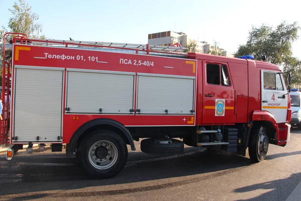 İtfaiye araba yolunda ateş/alev / 3 Temmuz 2018 Severyane, Krasnodar, ticaret evde yangın yeri için yapar