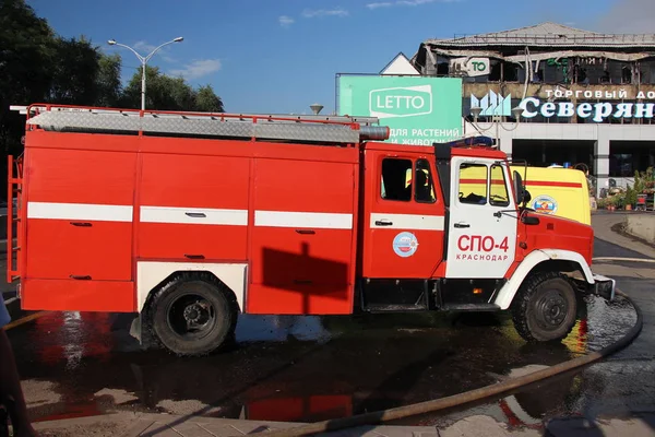 Camionul Pompieri Zil Lucrează Locul Incendiului Incendiului Din Casa Comercială — Fotografie, imagine de stoc