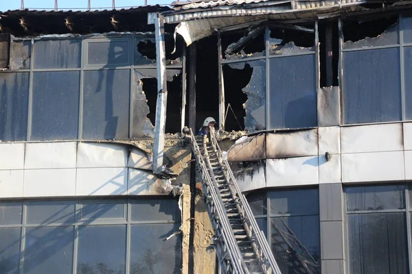 Pompiere Lavora Nell Edificio Bruciato Incendio Nella Casa Commerciale Severyane — Foto Stock