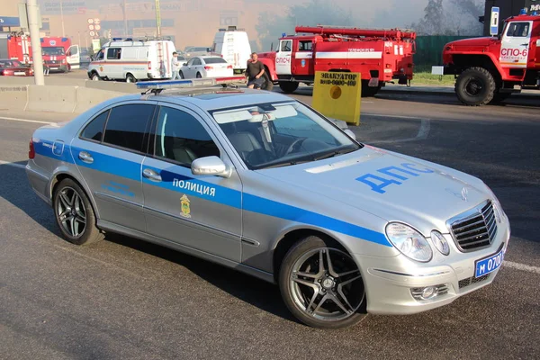 Polizeiauto Mercedes Auf Dem Hintergrund Der Feuerwehrfahrzeuge Brand Handelshaus Von — Stockfoto