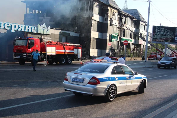 Polis bir yangın sırasında güvenliği sağlamak / 3 Temmuz 2018 Severyane, Krasnodar, ticaret evde yangın