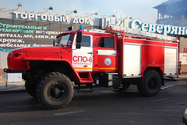 Hasičský Vůz Ural Funguje Místě Požáru Fire Obchodním Domě Severyane — Stock fotografie