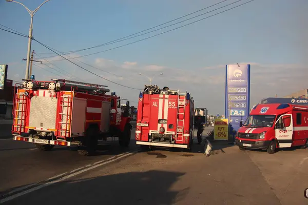 İtfaiye araçları ateşe varmak / Severyane, Krasnodar, 3 Temmuz 2018 ticaret evde yangın