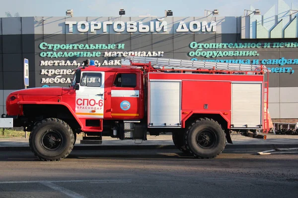 Een Brandweerwagen Staat Tegenover Gebrande Neer Handelshuis Severyane Krasnodar Juli — Stockfoto