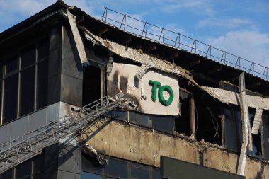 Binadan hasarlı parçası ateş/alev / 3 Temmuz 2018 Severyane, Krasnodar, ticaret evde yangın