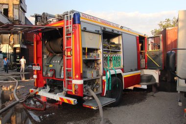 Bir yangın sitesinde yangın makine 